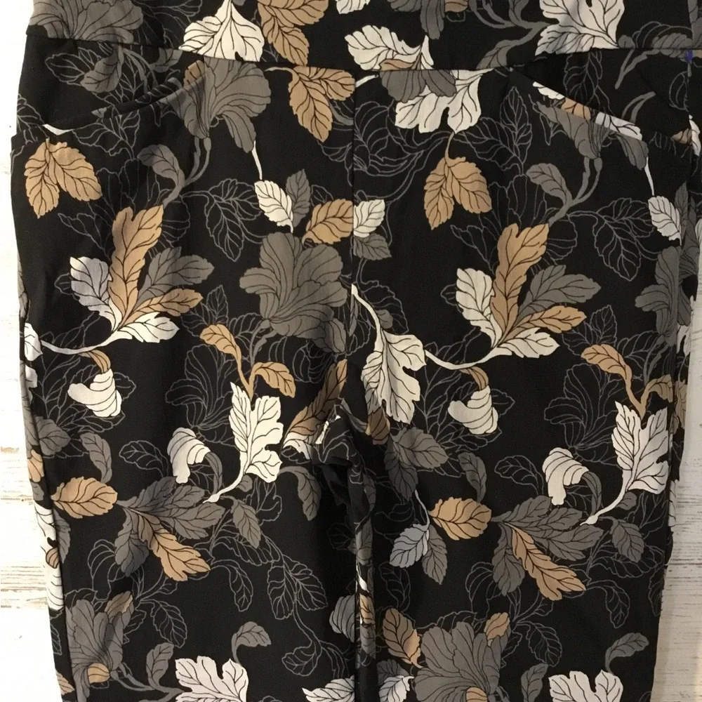 Chico's Black Floral Leaf Print Ankle Pants